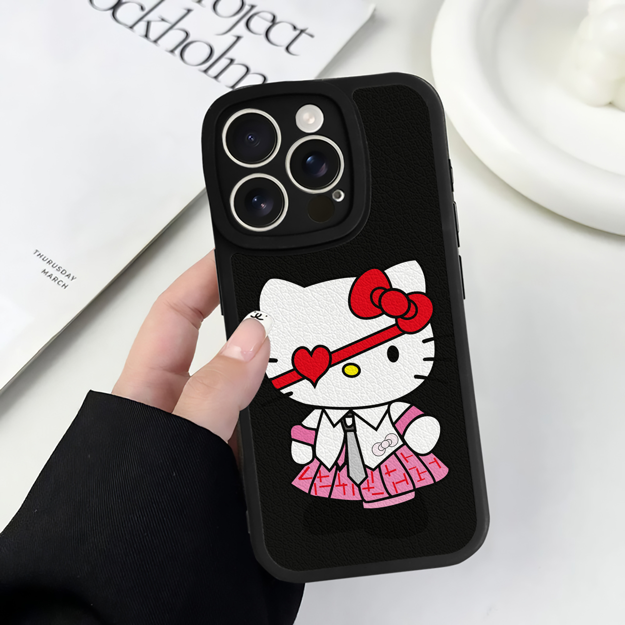 （画像用） Hello Kitty ハローキティ 【iPhone 16シリーズ対応】シリコンスマホケース（レザー調） 材質：シリコン
